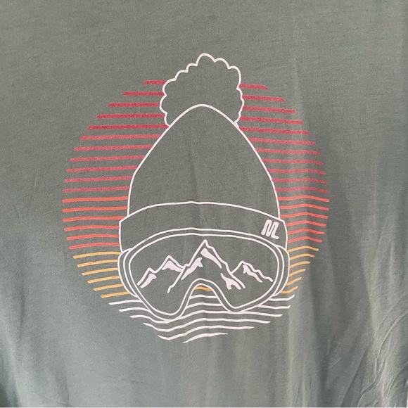 MARINE LAYER Men’s Signature Crew Graphic Tee in Green Ski Snowboard - Picture 6 of 8